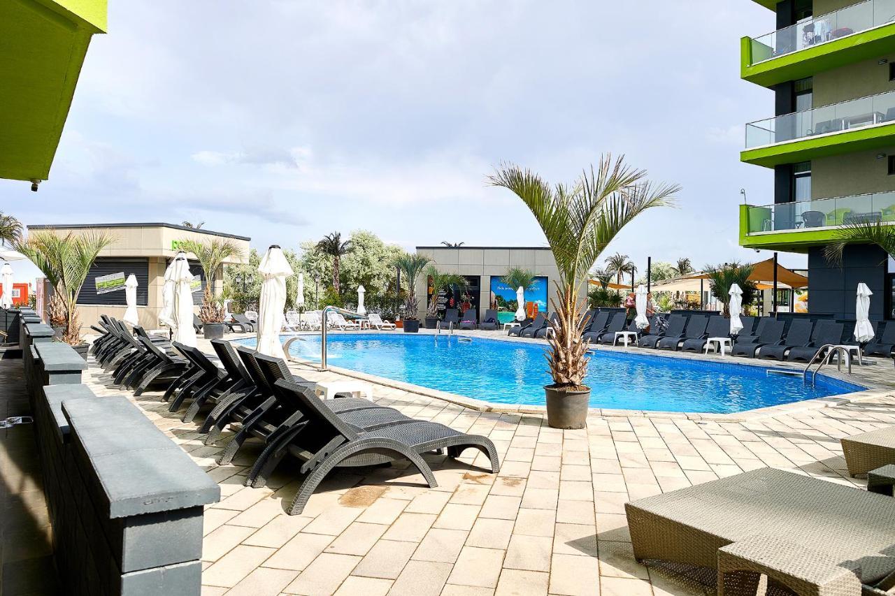 Submarine Apartment Spa N Pool Beach Resort Năvodari Exteriör bild